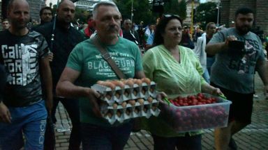 31 ден на протести: Яйца и домати полетяха срещу Министерски съвет (снимки+видео)