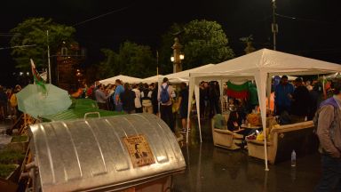 От няколко дни в близост до Орлов мост живеят и