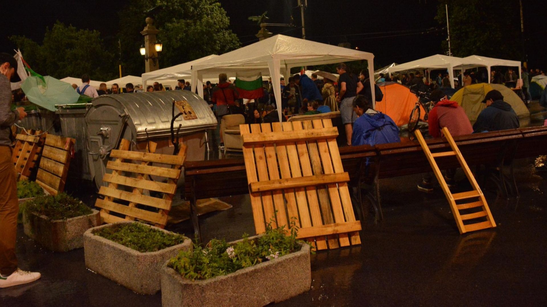 Десетки пазиха барикадите в София под дъжда, но полиция не дойде (снимки)