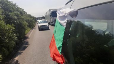 Протестно автошествие тръгна към Калотина, полицията го спря на Сливница (видео)