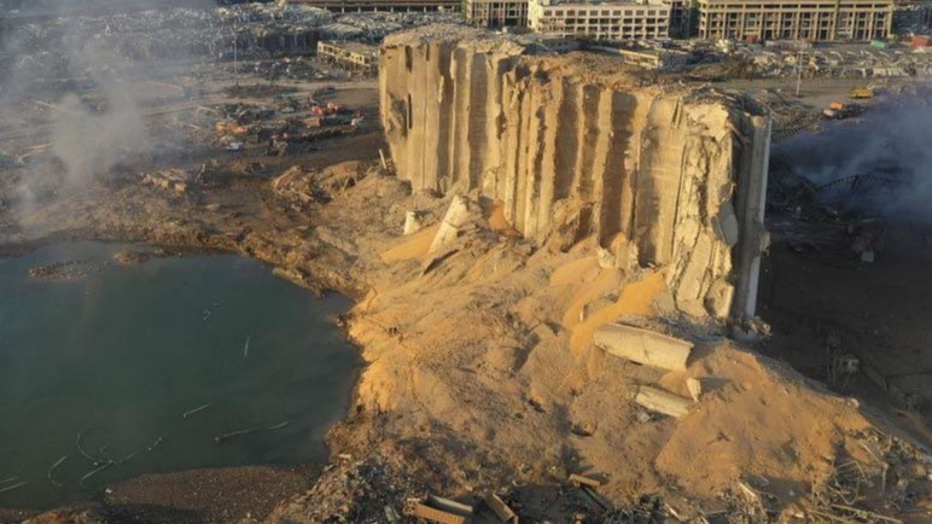ЕК дава 66 млн. евро в помощ на Бейрут, 43-метров кратер е останал след взрива