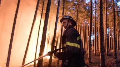 Огромен пожар изпепели 10 вили и десетки декари гора край Карлово