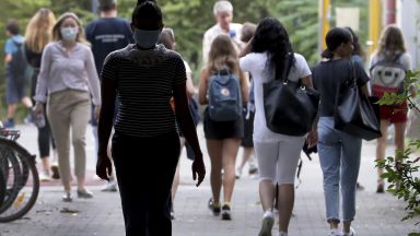 Две области излизат от тъмночервената зона Бургас и Ямбол