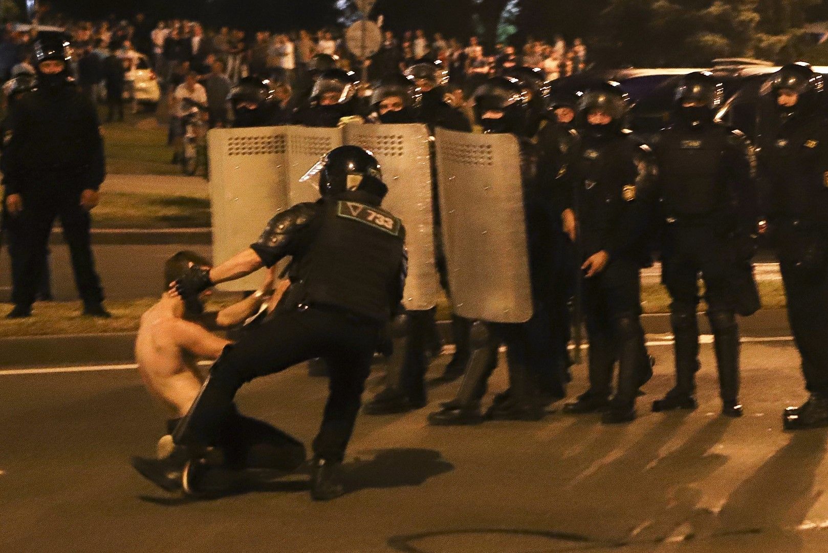 Полицай дърпа протестиращ по време на протестите в Минск