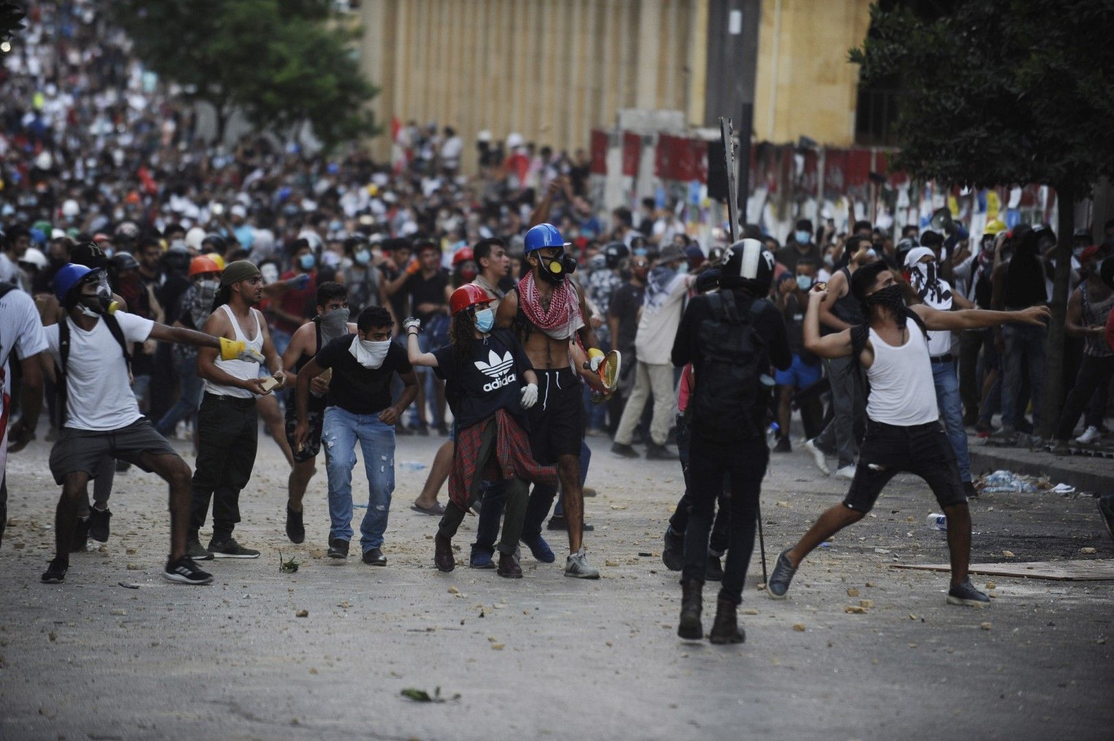 Протестиращи хвърлят камъни по полицията при размирици в центъра на Бейрут на 9 август