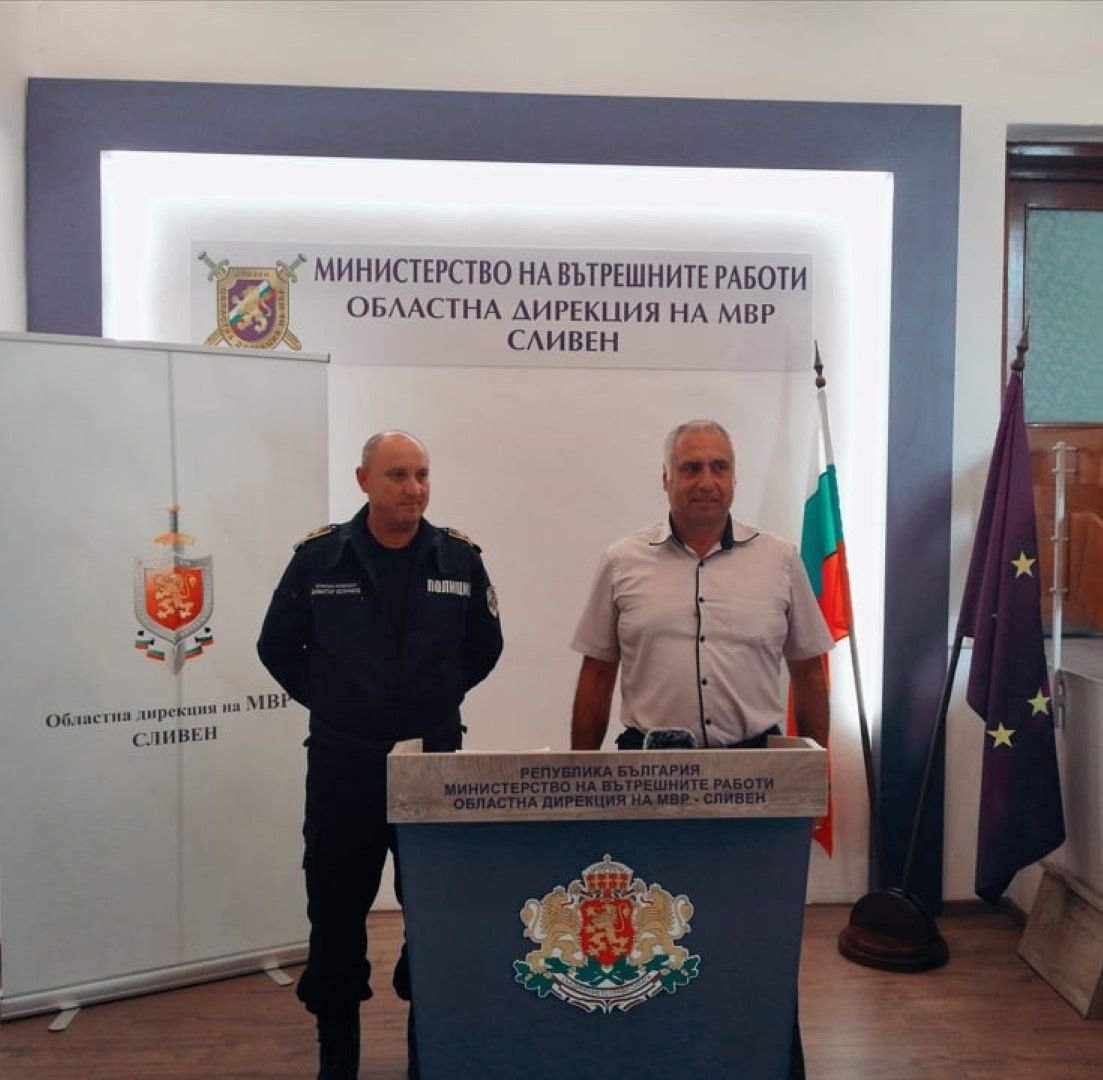 Директорът на ОД на МВР-Сливен старши комисар Димитър Величков и окръжният прокурор Пламен Стефанов дават подробности за разкритото убийство