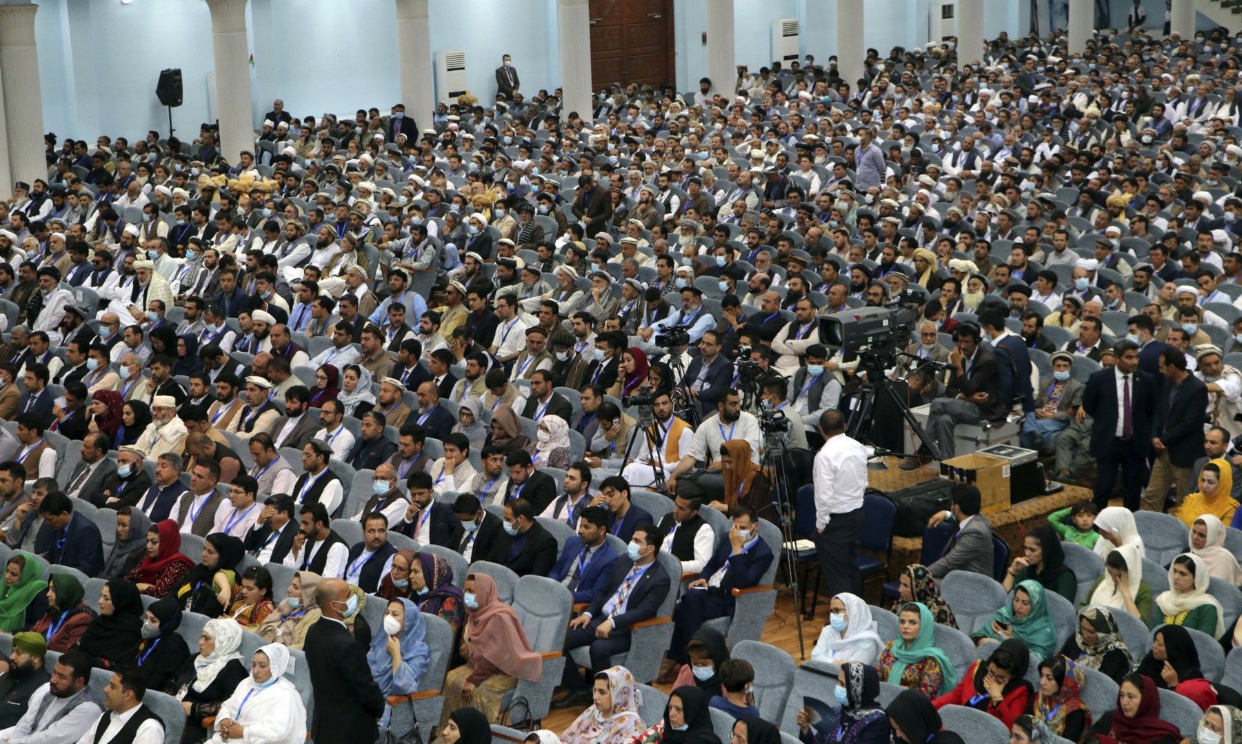 Събранието на афганистанските старейшини "Лоя джирга" препоръча на президента да бъдат пуснати на свобода и "твърдолинейните" затворници талибани, 9 август