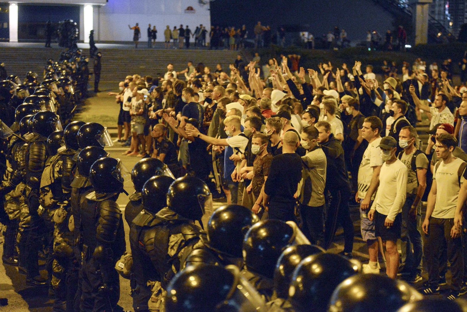 Протестиращи се изправиха пред полицейски кордон в Минск, 9 август