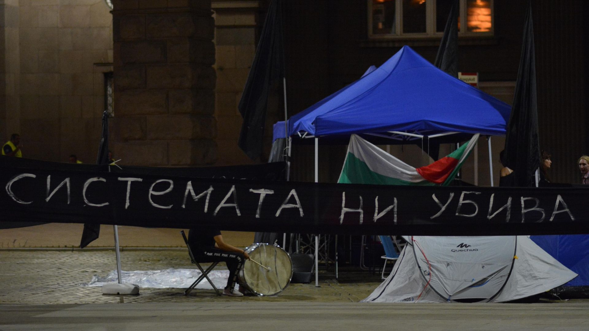 Три блокади в София, една във Варна и сблъсък на про и анти подписки
