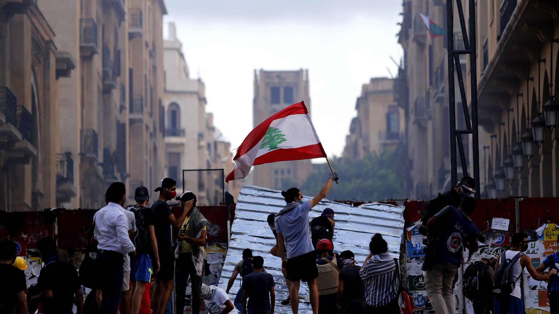 "Гардиън": Ливанското правителство подаде оставка, но трябва да си отиде цялата система