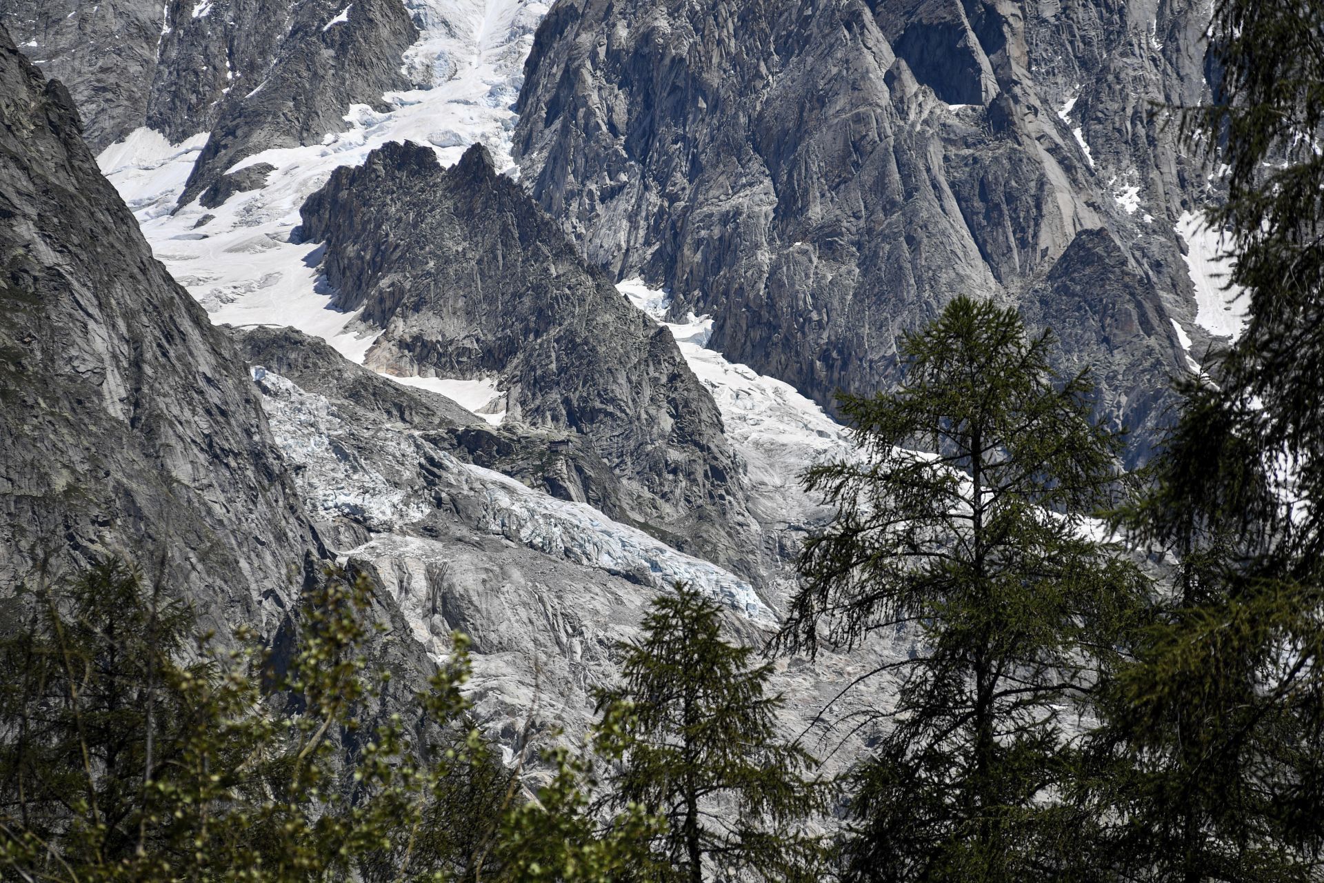 Заради опасност да се откъсне голяма част от друг ледник бяха евакуирани около 70 души в долината Фере в италианските Алпи