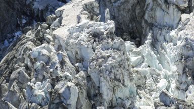 5-километров ледник се разцепи на две в Алпите (видео)
