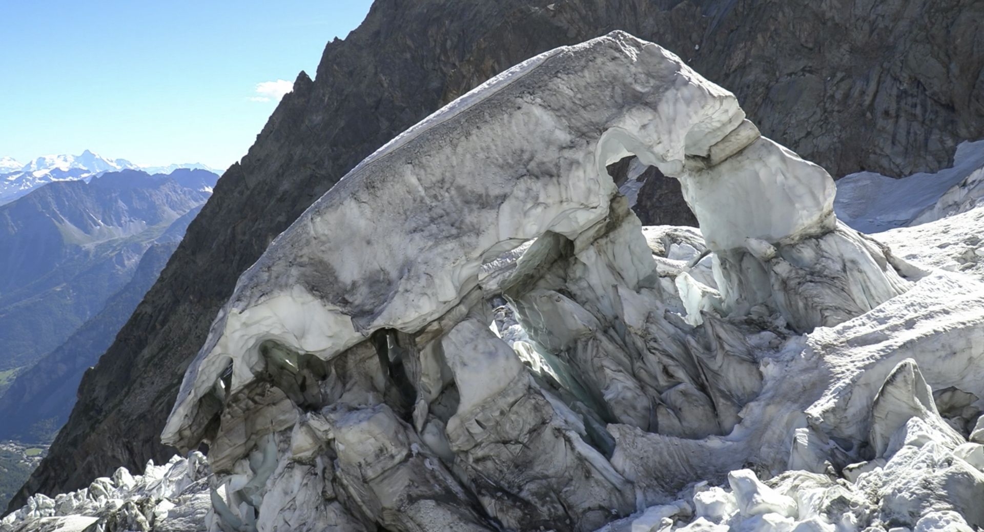 Заради опасност да се откъсне голяма част от друг ледник бяха евакуирани около 70 души в долината Фере в италианските Алпи