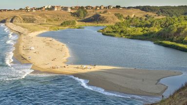 Концесията за плажа на устието на река Велека е спряна