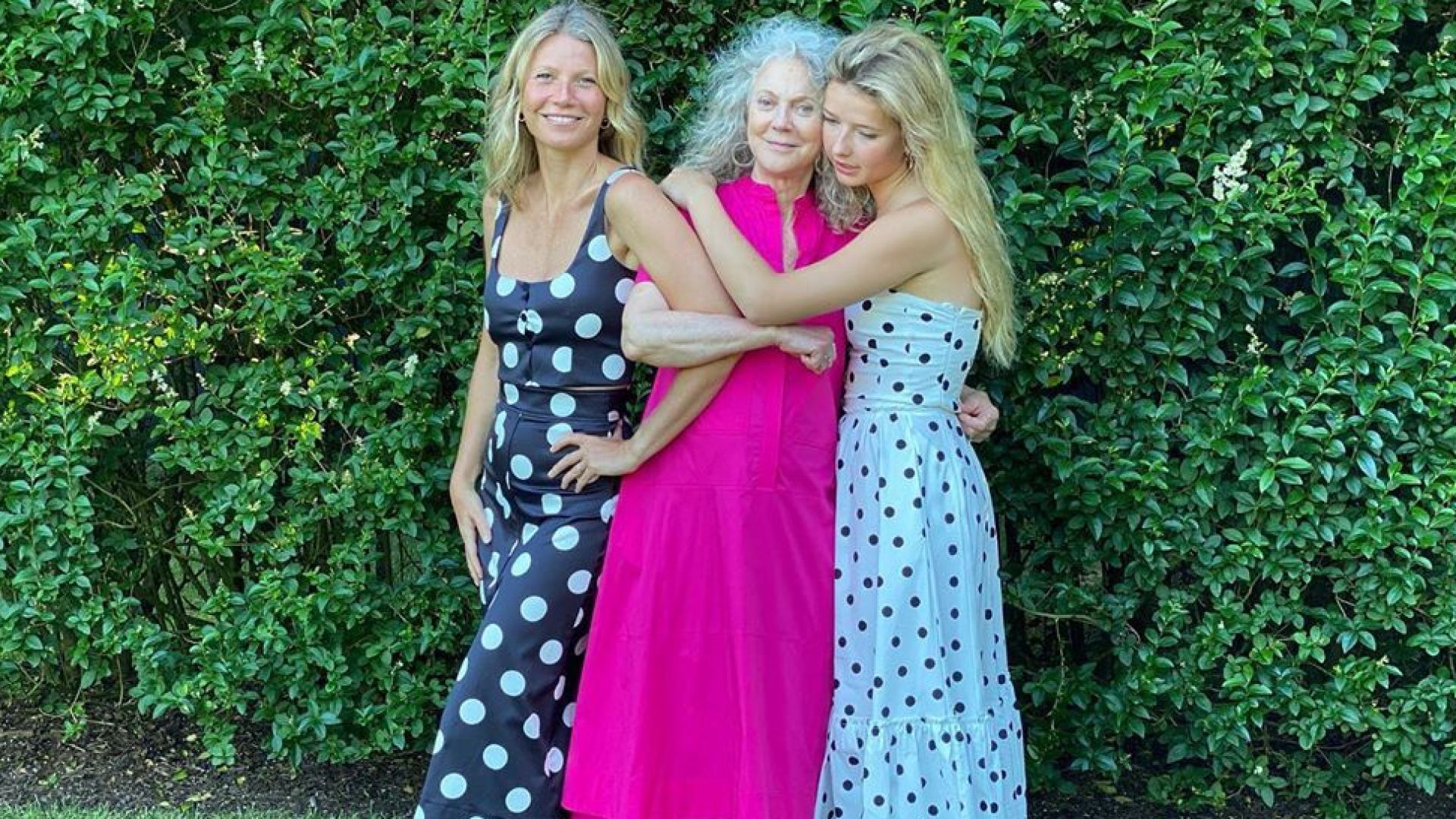 Времето в три поколения жени: Гуинет Полтроу с майка си и дъщеря си