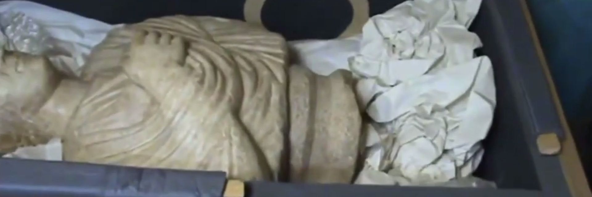 Иззеха още 268 антики от гараж и абонатна станция в офиса на Божков (видео)