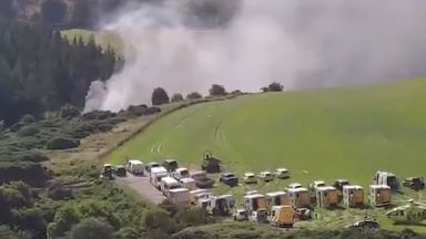 Влак дерайлира и пламна в Шотландия (видео)