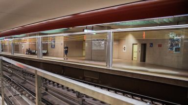 Временно е спряно движението на метрото между метростанция Театрална и