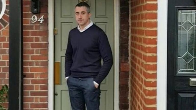 Полуразложен труп на мъж е открит в полето в землището