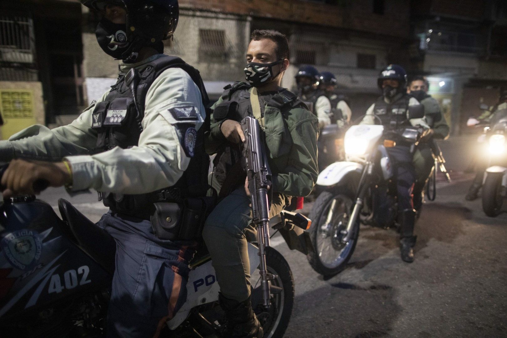 Войници на Националната гвардия и полицаи преминават през предградията на Каракас, 7 август