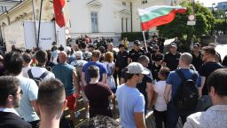 Кордон около парламента и яйчна атака, но извънредно заседание няма да има