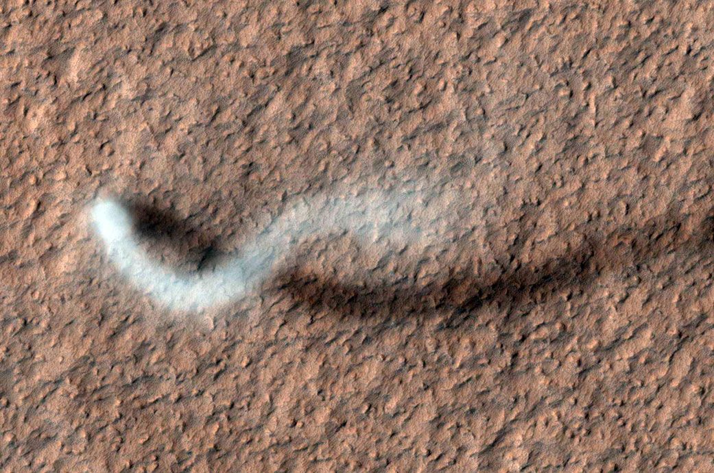 Обработена снимка на вихрушка на Марс