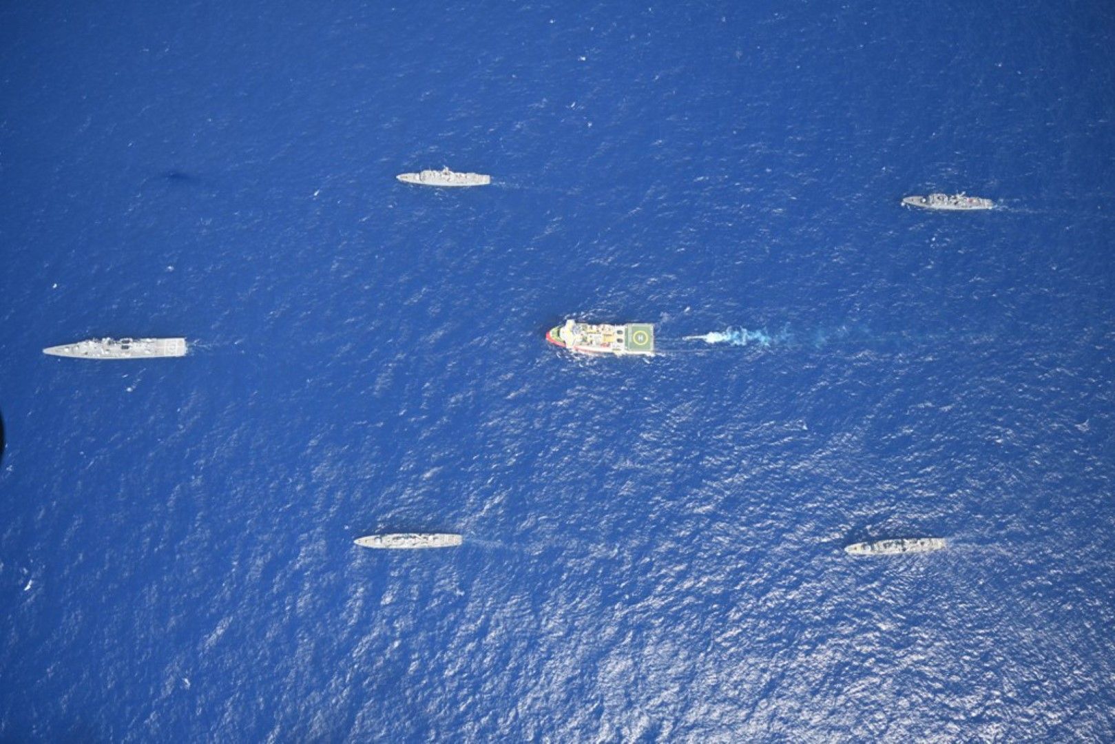 Турският проучвателен кораб "Оруч Реис", заобиколен от военни кораби, преминава западно от Анталия в Източно Средиземно море, 10 август