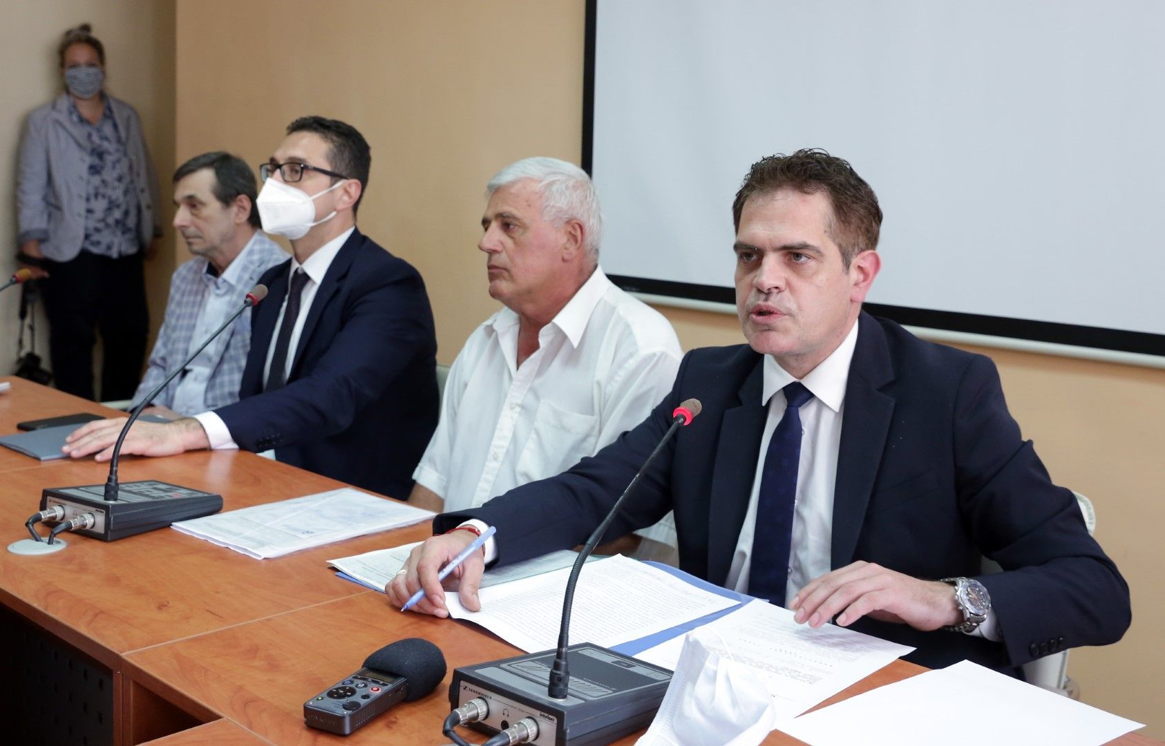 Министърът на икономиката Лъчезар Борисов (дясно) даде брифинг за напредъка по антикризисните икономически мерки, изпълнявани от Министерството на икономиката след среща със синдикалните и работодателски организации в сградата на министерството