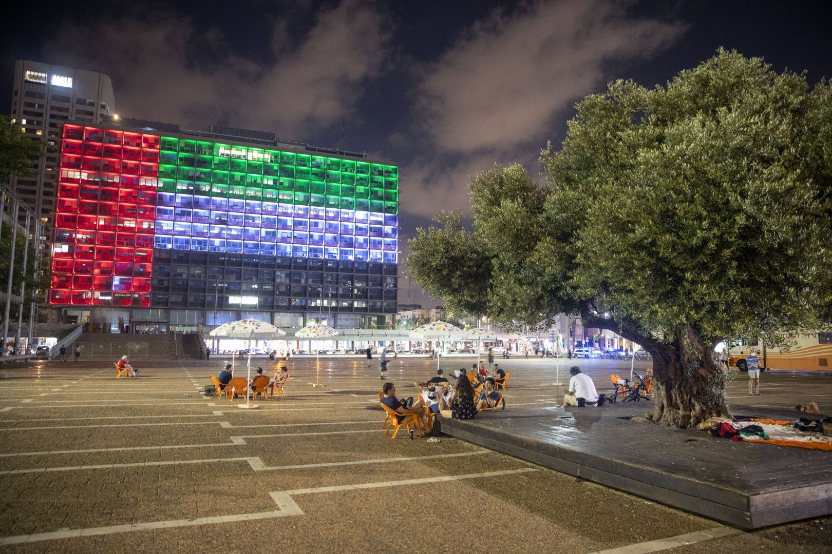 Кметството в Тел Авив свети в цветовете на националните флагове на Ираел и ОАЕ, 13 август