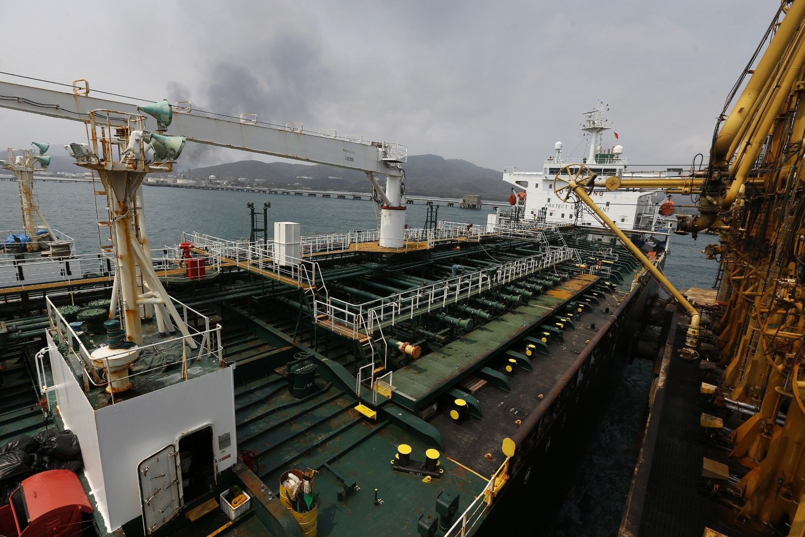 Иранският танкер "Форчън" акостирал на док на рафинерия в Пуерто Кабело, Венецуела, 25 май 2020 г.