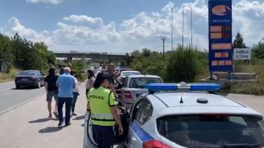 Оглавени от Минчо Спасов и отец Дионисий протестиращи блокираха пътя за “Калотина“