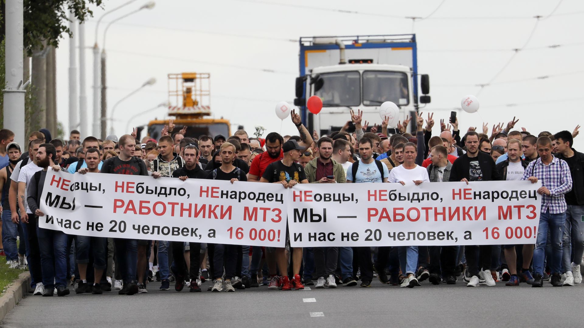 Работниците в заводи в Беларус стачкуват, а Лукашенко - "руснаци и канадци радостно ще се прекръстят"