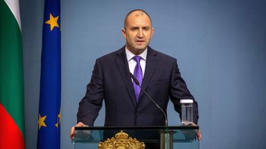 Скъпи съотечественици България и светът изпращат една трудна и разломна