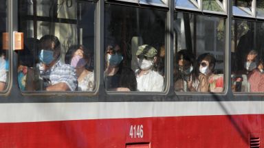 Погват пътниците в градския транспорт в София и за неправилно носене на маска