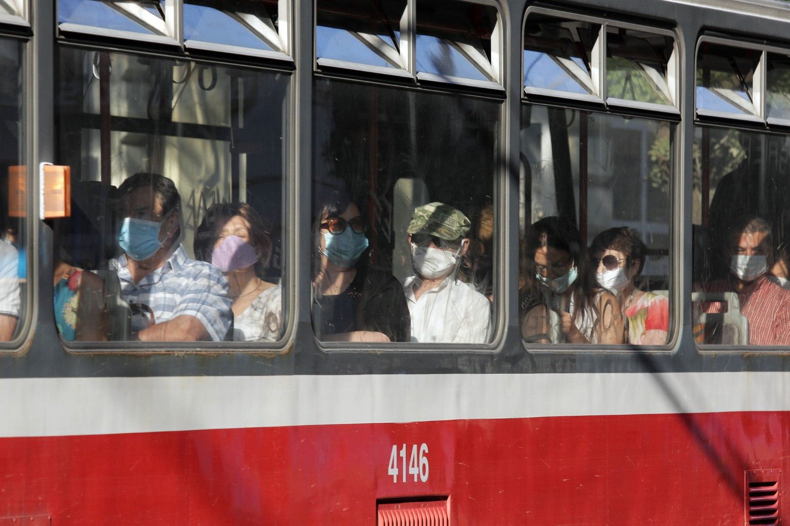 Пътниците в градският транспорт спазват разпореждането за носене на предпазни маски заради епидемията от коронавирус