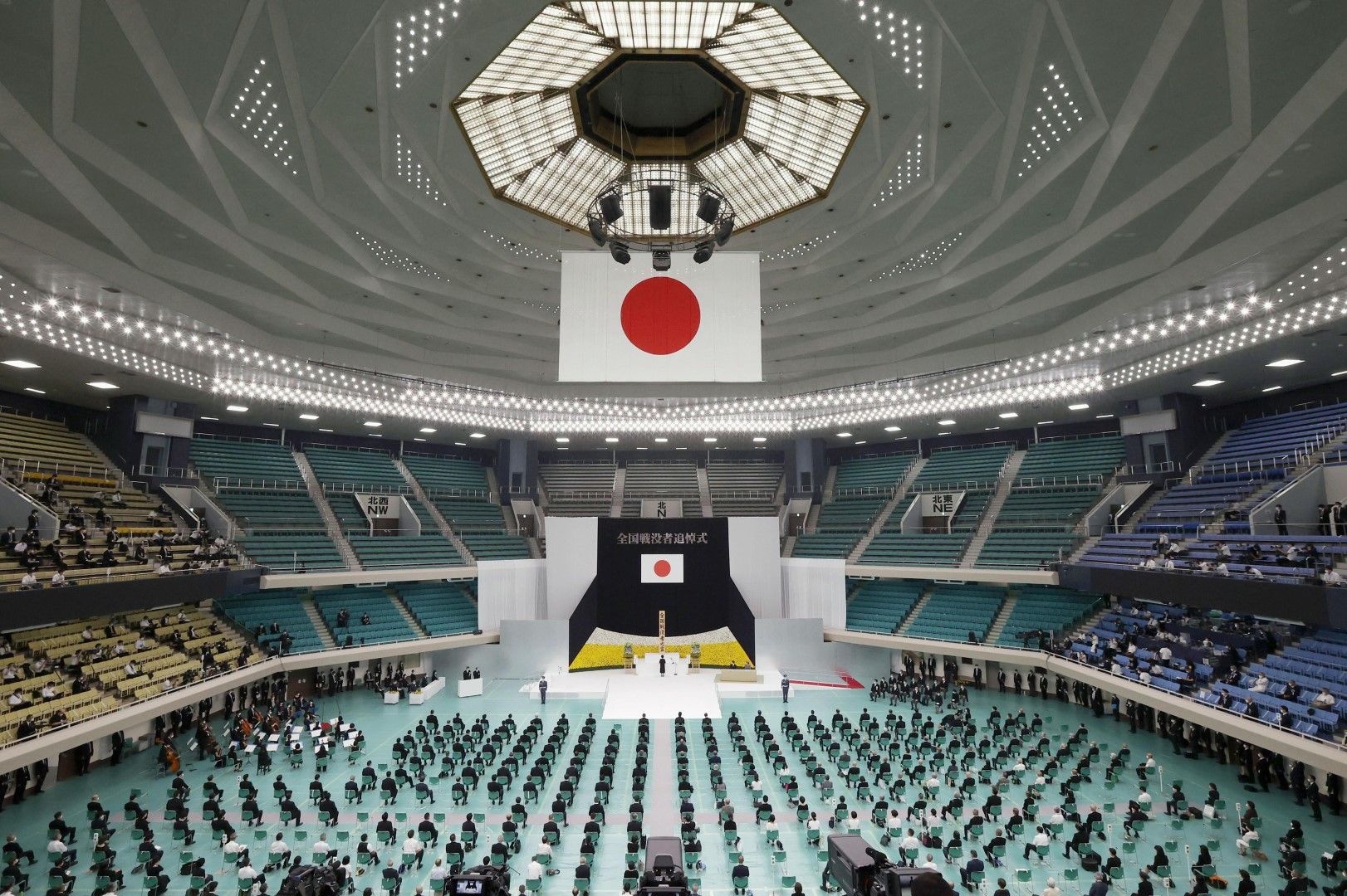 Церемонията в зала "Нипон будокан" в Токио, Япония, по повод 75-годишнината от капитулацията на страната във Втората световна война, беше проведена при строги ограничения