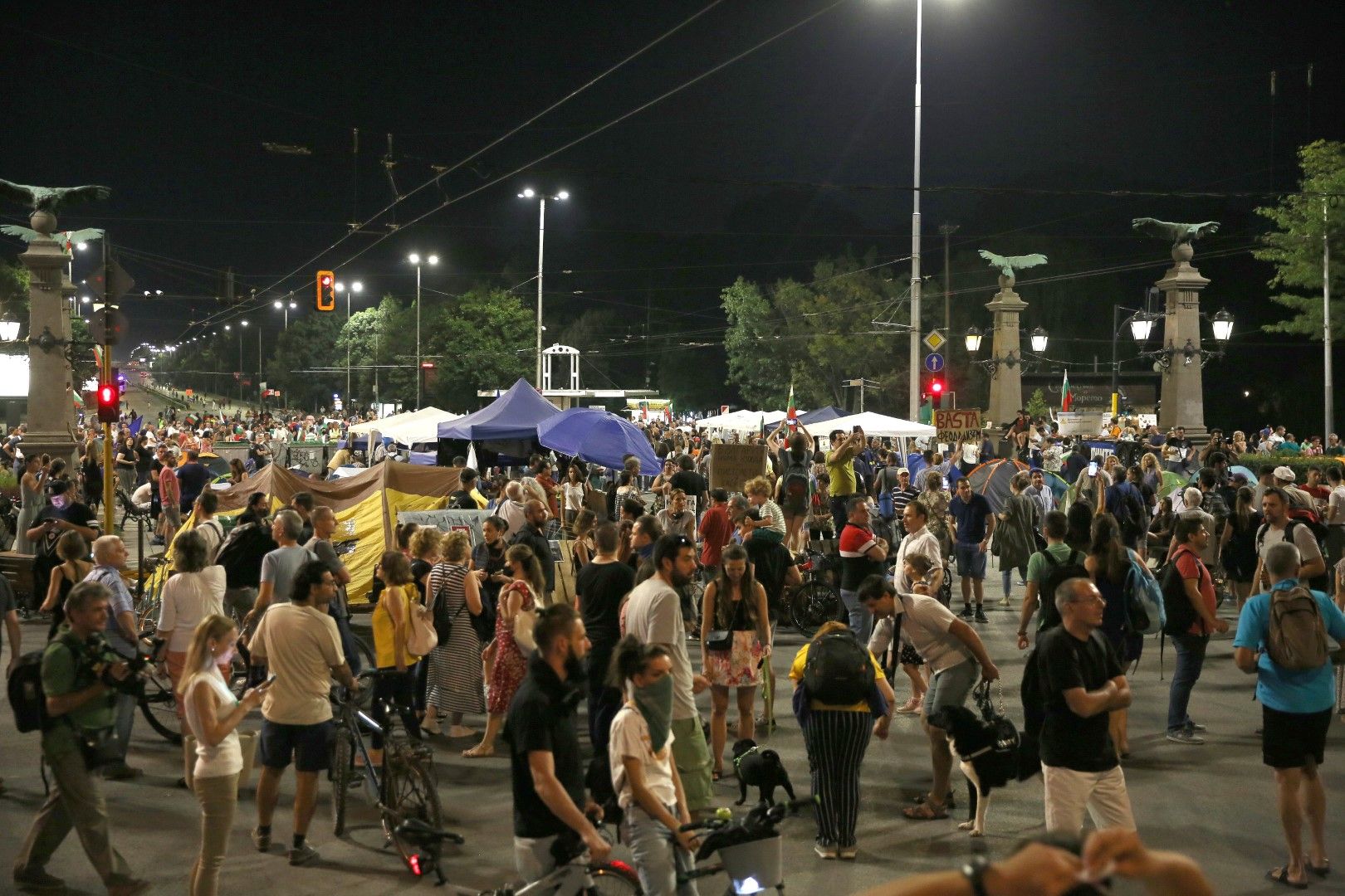 След като шествието на 14 август вечерта стигна до Орлов мост (на снимката), част от недоволните продължиха по бул. "Цариградско шосе", завиха към Румънското посолство, където блокираха движението