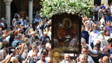Стотици се поклониха пред чудотворната икона на Пресвета Богородица Троеручица