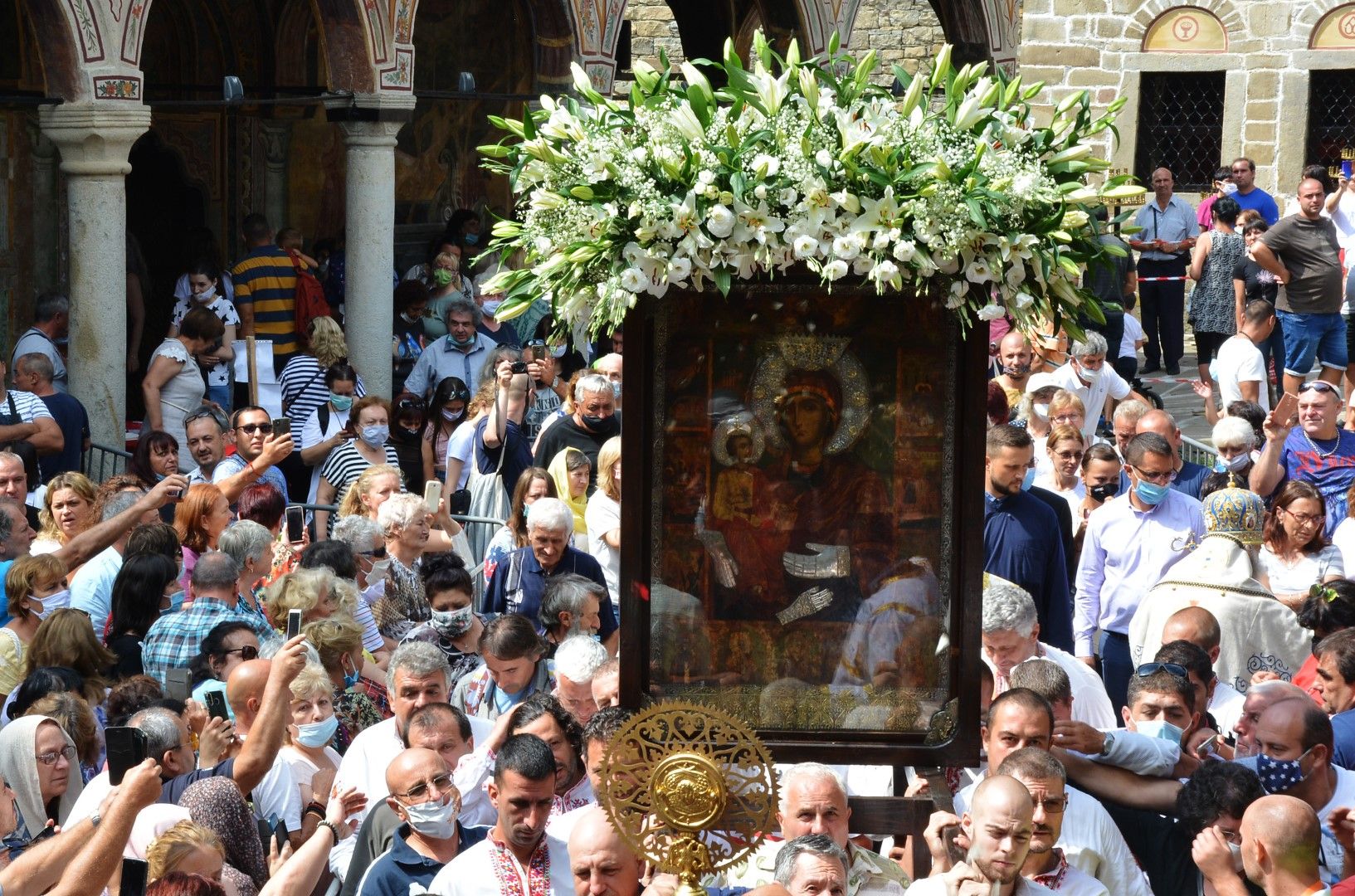 Стотици се поклониха пред чудотворната икона на Пресвета Богородица Троеручица в Троянския манастир "Успение Богородично"