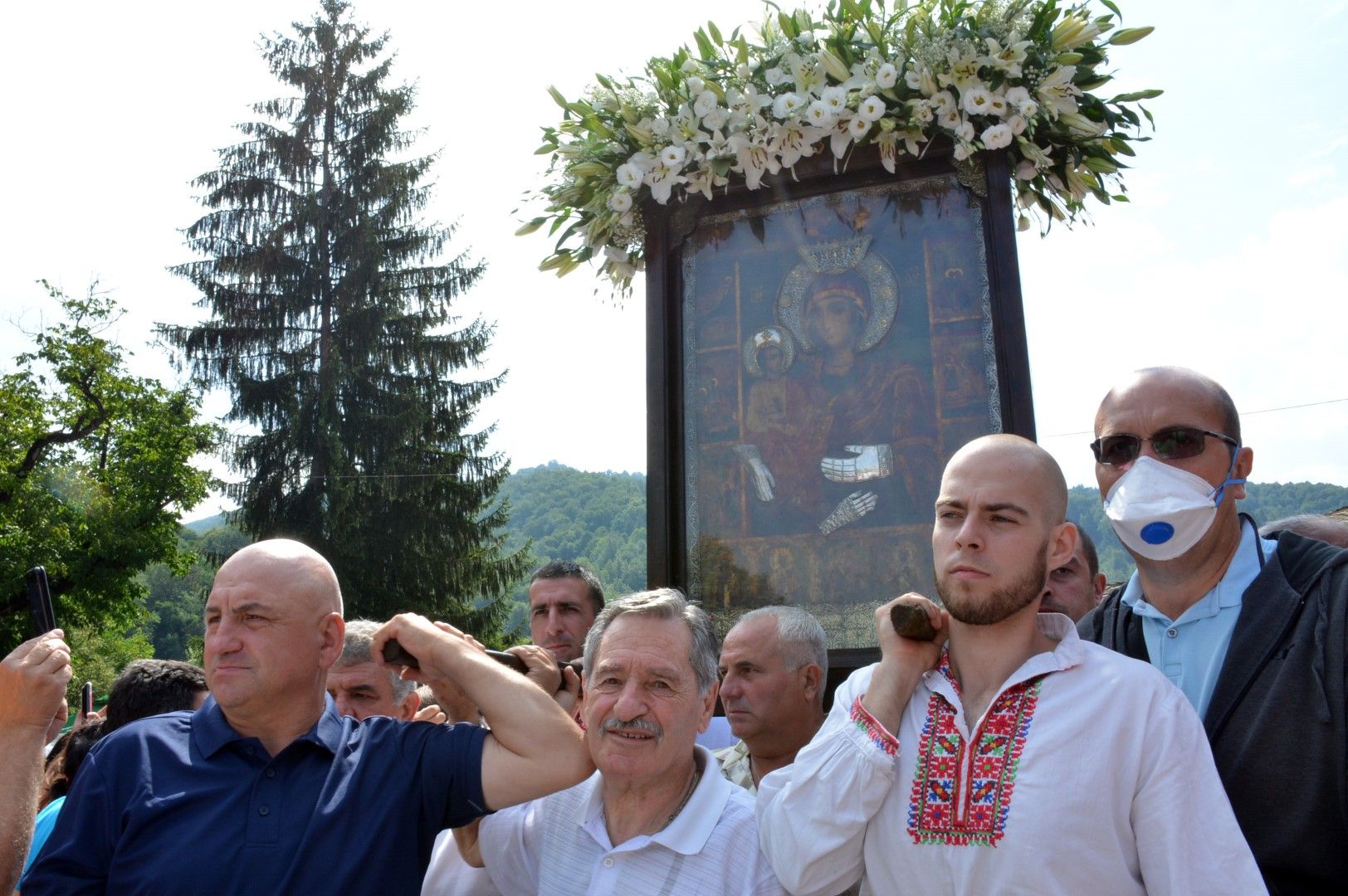 По традиция чудотворната икона беше изнесена от манастира и с литийно шествие пренесена до параклиса на място, където е извършила първото си чудо