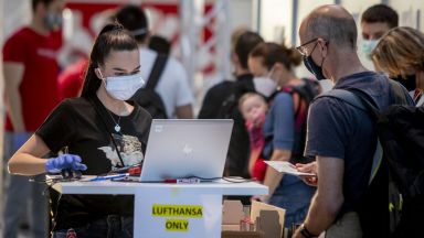 Нараства броят на заразените с коронавирус в Европа и света