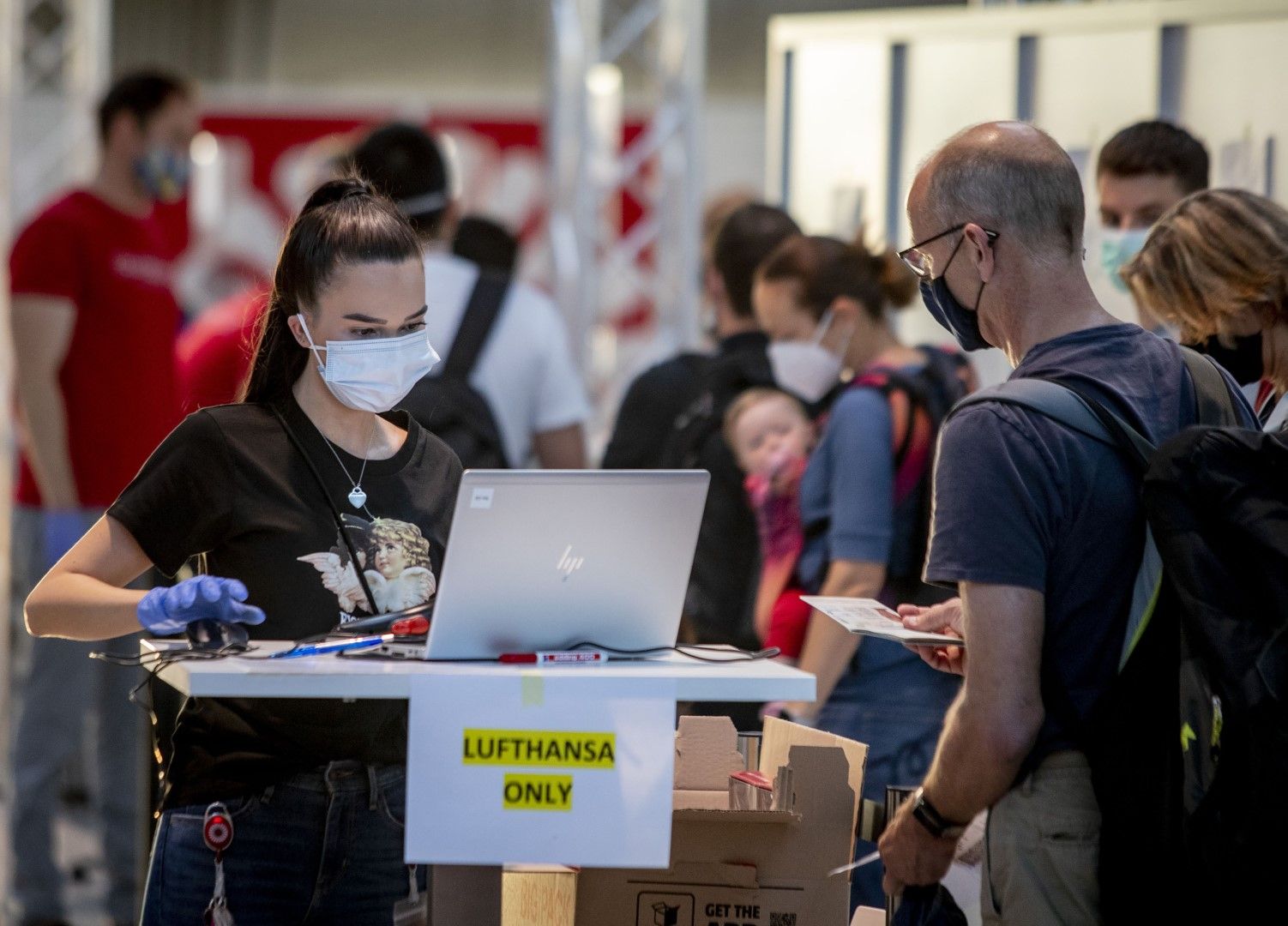 Служител обработва пътници на Луфтханза в център за тестване за коронавирус на летището във Франкфурт