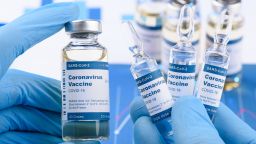 Прекъснаха изпитанията на Оксфордската ваксина заради страничен ефект