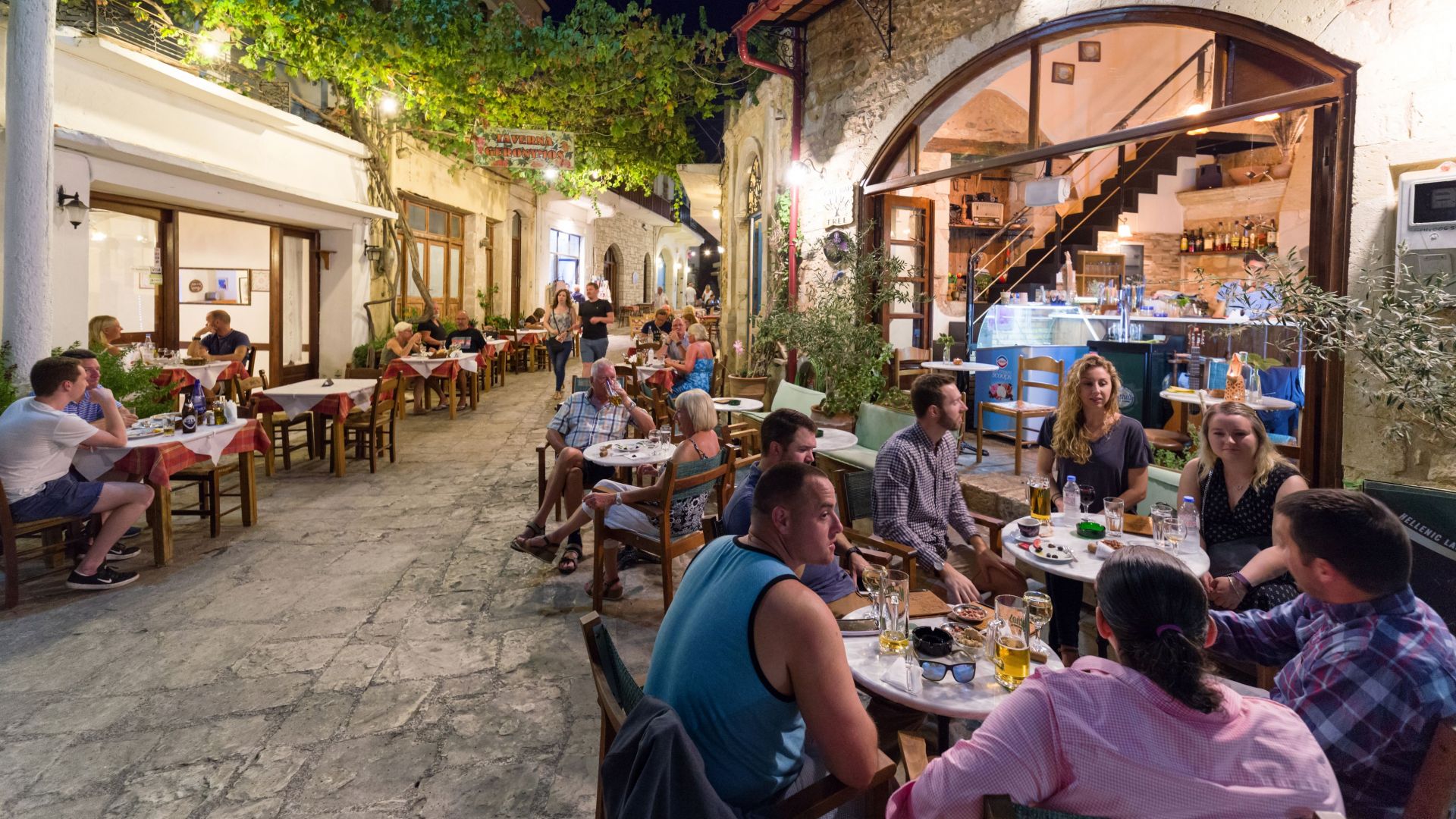 Край на купоните в Гърция: Затягат мерките за таверни, заведения и нощни барове