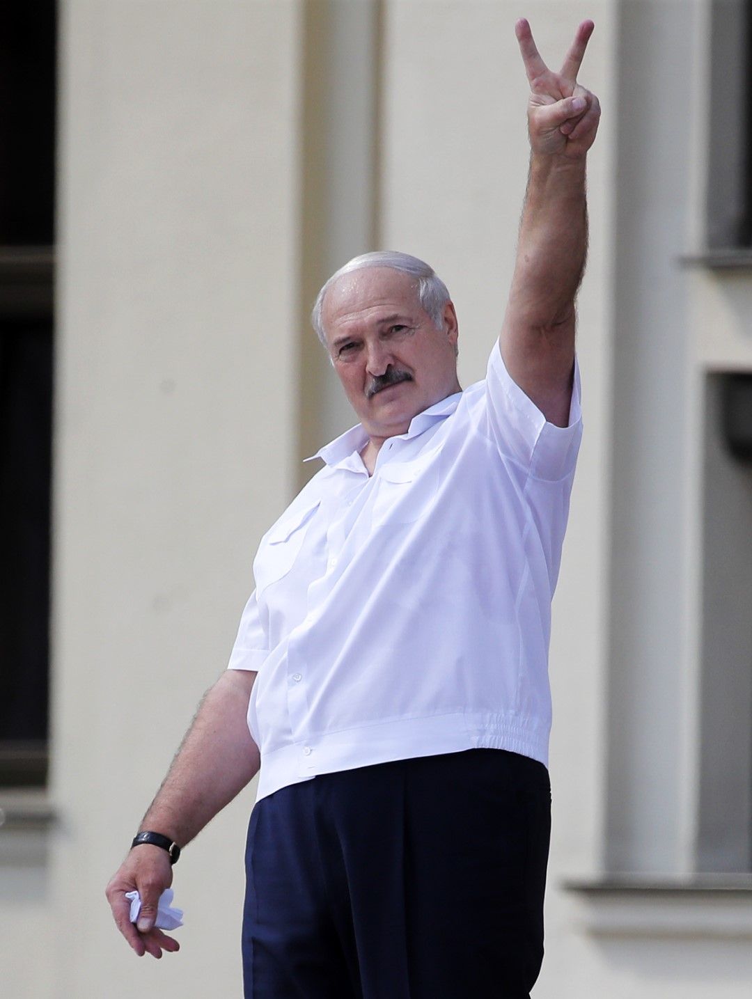  Президентът на Беларус Александър Лукашенко прави знака на успеха пред свои поддръжници по време на протест на Площада на независимостта в Минск, 16 август 