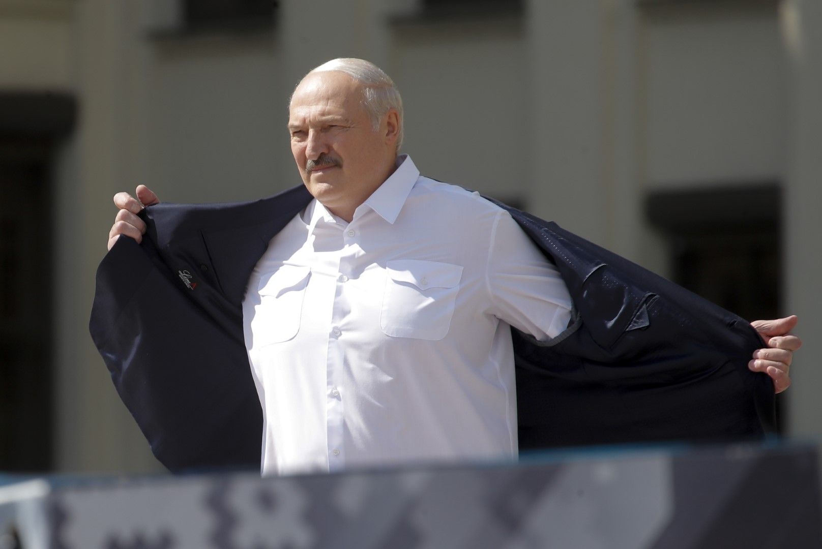 Президентът на Беларус Александър Лукашенко пред свои поддръжници по време на митинг на Площада на независимостта в Минск. Няма как фалшифицирани резултати да са повече от 80 процента от гласовете, каза той