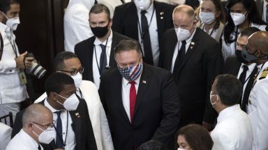 Турският външен министър Мевлют Чавушоглу и американският държавен секретар Майк