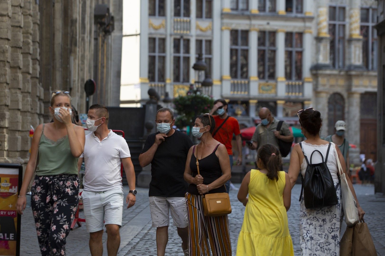 Хора се разхождат с маски в иторическия център на Брюксел