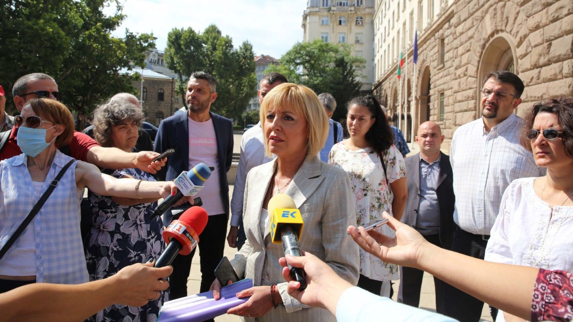 Манолова:Борисов има нагло и нахално поведение на един умиращ от страх премиер