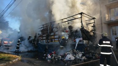 Камион изгоря и запали къща в Симеоновград (снимки)